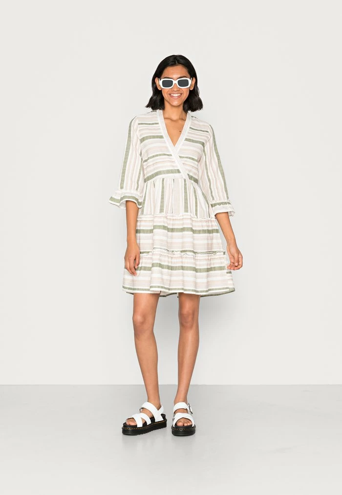 Vila VIETNI 3/4 SLEEVE SHORT - Day Dress - Cloud Dancer Four Leaf Clover Combo 4 Vila VIETNI 3/4 SLEEVE SHORT - Day Dress - Cloud Dancer Four Leaf Clover Combo - Image 2