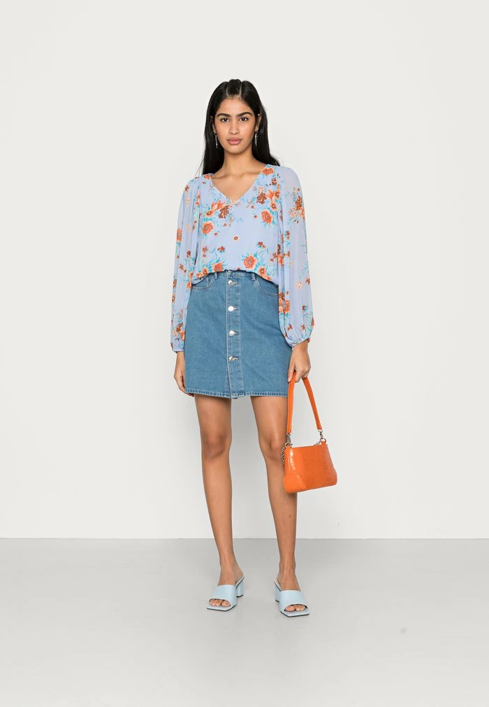 Vila VIJULIETTE V NECK BLOUSE - Blouse - Kentucky Blue/flowers 4 Vila VIJULIETTE V NECK BLOUSE - Blouse - Kentucky Blue/flowers - Image 2